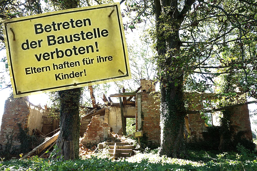 zerfallenes bauernhaus in grenzdorf mit baustelle betreten verboten